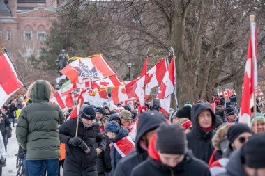 6 Şubat 2022 Toronto Anti Vax protestosu Queens Park 'ta. Kamyon konvoyu protestocuları, zorunlu olmayan gösterilerle dayanışma içinde olmak üzere arka arkaya ikinci hafta sonu için Queen 's Park, Toronto' da toplandılar.. 