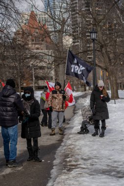 6 Şubat 2022 Toronto Anti Vax protestosu Queens Park 'ta. Kamyon konvoyu protestocuları, zorunlu olmayan gösterilerle dayanışma içinde olmak üzere arka arkaya ikinci hafta sonu için Queen 's Park, Toronto' da toplandılar.. 