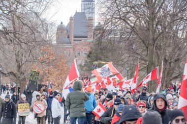 6 Şubat 2022 Toronto Anti Vax protestosu Queens Park 'ta. Kamyon konvoyu protestocuları, zorunlu olmayan gösterilerle dayanışma içinde olmak üzere arka arkaya ikinci hafta sonu için Queen 's Park, Toronto' da toplandılar.. 