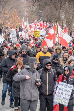 6 Şubat 2022 Toronto Anti Vax protestosu Queens Park 'ta. Kamyon konvoyu protestocuları, zorunlu olmayan gösterilerle dayanışma içinde olmak üzere arka arkaya ikinci hafta sonu için Queen 's Park, Toronto' da toplandılar.. 