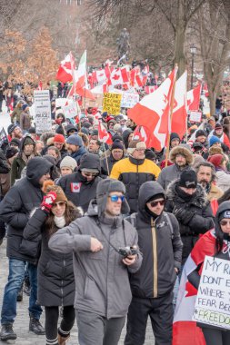 6 Şubat 2022 Toronto Anti Vax protestosu Queens Park 'ta. Kamyon konvoyu protestocuları, zorunlu olmayan gösterilerle dayanışma içinde olmak üzere arka arkaya ikinci hafta sonu için Queen 's Park, Toronto' da toplandılar.. 