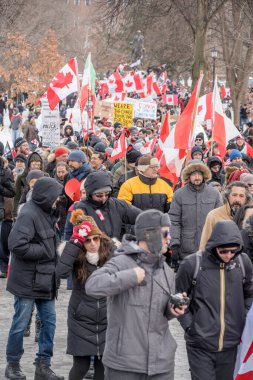 6 Şubat 2022 Toronto Anti Vax protestosu Queens Park 'ta. Kamyon konvoyu protestocuları, zorunlu olmayan gösterilerle dayanışma içinde olmak üzere arka arkaya ikinci hafta sonu için Queen 's Park, Toronto' da toplandılar.. 