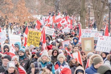 6 Şubat 2022 Toronto Anti Vax protestosu Queens Park 'ta. Kamyon konvoyu protestocuları, zorunlu olmayan gösterilerle dayanışma içinde olmak üzere arka arkaya ikinci hafta sonu için Queen 's Park, Toronto' da toplandılar.. 