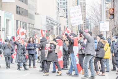 6 Şubat 2022 Toronto Anti Vax protestosu Queens Park 'ta. Kamyon konvoyu protestocuları, zorunlu olmayan gösterilerle dayanışma içinde olmak üzere arka arkaya ikinci hafta sonu için Queen 's Park, Toronto' da toplandılar.. 
