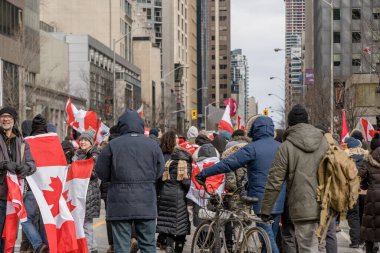 6 Şubat 2022 Toronto Anti Vax protestosu Queens Park 'ta. Kamyon konvoyu protestocuları, zorunlu olmayan gösterilerle dayanışma içinde olmak üzere arka arkaya ikinci hafta sonu için Queen 's Park, Toronto' da toplandılar.. 