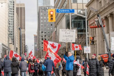 6 Şubat 2022 Toronto Anti Vax protestosu Queens Park 'ta. Kamyon konvoyu protestocuları, zorunlu olmayan gösterilerle dayanışma içinde olmak üzere arka arkaya ikinci hafta sonu için Queen 's Park, Toronto' da toplandılar.. 