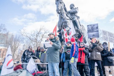 6 Şubat 2022 Toronto Anti Vax protestosu Queens Park 'ta. Kamyon konvoyu protestocuları, zorunlu olmayan gösterilerle dayanışma içinde olmak üzere arka arkaya ikinci hafta sonu için Queen 's Park, Toronto' da toplandılar.. 