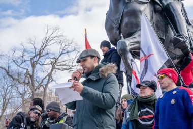6 Şubat 2022 Toronto Anti Vax protestosu Queens Park 'ta. Kamyon konvoyu protestocuları, zorunlu olmayan gösterilerle dayanışma içinde olmak üzere arka arkaya ikinci hafta sonu için Queen 's Park, Toronto' da toplandılar.. 