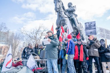 6 Şubat 2022 Toronto Anti Vax protestosu Queens Park 'ta. Kamyon konvoyu protestocuları, zorunlu olmayan gösterilerle dayanışma içinde olmak üzere arka arkaya ikinci hafta sonu için Queen 's Park, Toronto' da toplandılar.. 