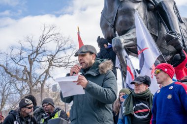 6 Şubat 2022 Toronto Anti Vax protestosu Queens Park 'ta. Kamyon konvoyu protestocuları, zorunlu olmayan gösterilerle dayanışma içinde olmak üzere arka arkaya ikinci hafta sonu için Queen 's Park, Toronto' da toplandılar.. 