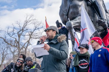 6 Şubat 2022 Toronto Anti Vax protestosu Queens Park 'ta. Kamyon konvoyu protestocuları, zorunlu olmayan gösterilerle dayanışma içinde olmak üzere arka arkaya ikinci hafta sonu için Queen 's Park, Toronto' da toplandılar.. 