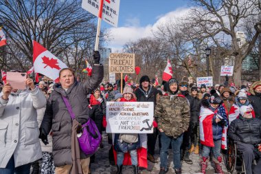 6 Şubat 2022 Toronto Anti Vax protestosu Queens Park 'ta. Kamyon konvoyu protestocuları, zorunlu olmayan gösterilerle dayanışma içinde olmak üzere arka arkaya ikinci hafta sonu için Queen 's Park, Toronto' da toplandılar.. 