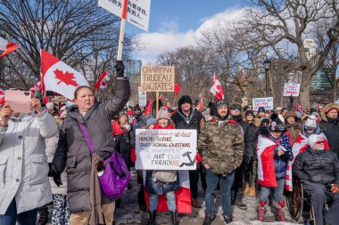 6 Şubat 2022 Toronto Anti Vax protestosu Queens Park 'ta. Kamyon konvoyu protestocuları, zorunlu olmayan gösterilerle dayanışma içinde olmak üzere arka arkaya ikinci hafta sonu için Queen 's Park, Toronto' da toplandılar.. 