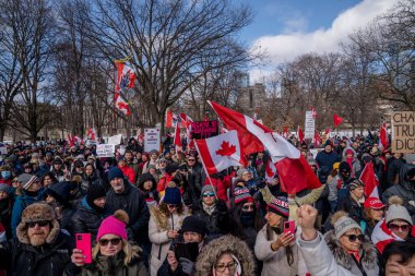 6 Şubat 2022 Toronto Anti Vax protestosu Queens Park 'ta. Kamyon konvoyu protestocuları, zorunlu olmayan gösterilerle dayanışma içinde olmak üzere arka arkaya ikinci hafta sonu için Queen 's Park, Toronto' da toplandılar.. 