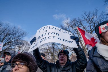 6 Şubat 2022 Toronto Anti Vax protestosu Queens Park 'ta. Kamyon konvoyu protestocuları, zorunlu olmayan gösterilerle dayanışma içinde olmak üzere arka arkaya ikinci hafta sonu için Queen 's Park, Toronto' da toplandılar.. 
