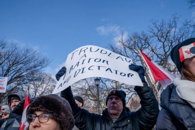 6 Şubat 2022 Toronto Anti Vax protestosu Queens Park 'ta. Kamyon konvoyu protestocuları, zorunlu olmayan gösterilerle dayanışma içinde olmak üzere arka arkaya ikinci hafta sonu için Queen 's Park, Toronto' da toplandılar.. 