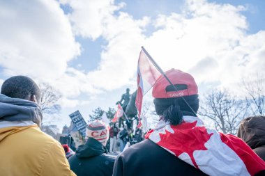 6 Şubat 2022 Toronto Anti Vax protestosu Queens Park 'ta. Kamyon konvoyu protestocuları, zorunlu olmayan gösterilerle dayanışma içinde olmak üzere arka arkaya ikinci hafta sonu için Queen 's Park, Toronto' da toplandılar.. 