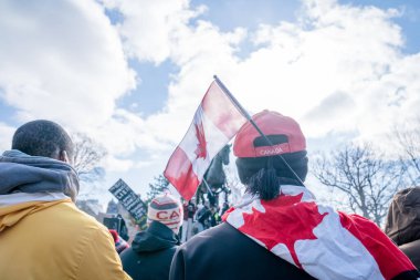 6 Şubat 2022 Toronto Anti Vax protestosu Queens Park 'ta. Kamyon konvoyu protestocuları, zorunlu olmayan gösterilerle dayanışma içinde olmak üzere arka arkaya ikinci hafta sonu için Queen 's Park, Toronto' da toplandılar.. 