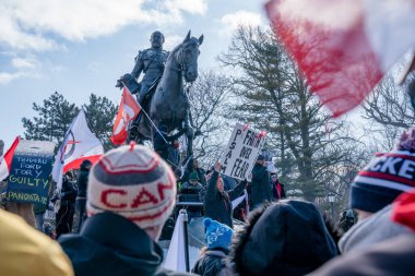 6 Şubat 2022 Toronto Anti Vax protestosu Queens Park 'ta. Kamyon konvoyu protestocuları, zorunlu olmayan gösterilerle dayanışma içinde olmak üzere arka arkaya ikinci hafta sonu için Queen 's Park, Toronto' da toplandılar.. 