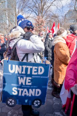 6 Şubat 2022 Toronto Anti Vax protestosu Queens Park 'ta. Kamyon konvoyu protestocuları, zorunlu olmayan gösterilerle dayanışma içinde olmak üzere arka arkaya ikinci hafta sonu için Queen 's Park, Toronto' da toplandılar.. 