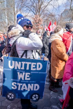 6 Şubat 2022 Toronto Anti Vax protestosu Queens Park 'ta. Kamyon konvoyu protestocuları, zorunlu olmayan gösterilerle dayanışma içinde olmak üzere arka arkaya ikinci hafta sonu için Queen 's Park, Toronto' da toplandılar.. 
