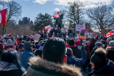 6 Şubat 2022 Toronto Anti Vax protestosu Queens Park 'ta. Kamyon konvoyu protestocuları, zorunlu olmayan gösterilerle dayanışma içinde olmak üzere arka arkaya ikinci hafta sonu için Queen 's Park, Toronto' da toplandılar.. 