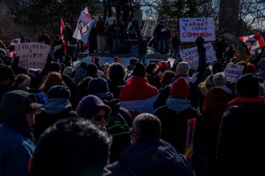 6 Şubat 2022 Toronto Anti Vax protestosu Queens Park 'ta. Kamyon konvoyu protestocuları, zorunlu olmayan gösterilerle dayanışma içinde olmak üzere arka arkaya ikinci hafta sonu için Queen 's Park, Toronto' da toplandılar.. 