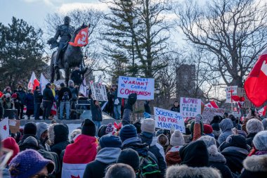 6 Şubat 2022 Toronto Anti Vax protestosu Queens Park 'ta. Kamyon konvoyu protestocuları, zorunlu olmayan gösterilerle dayanışma içinde olmak üzere arka arkaya ikinci hafta sonu için Queen 's Park, Toronto' da toplandılar.. 