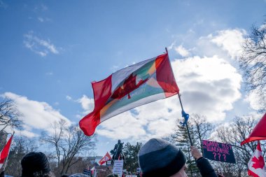 6 Şubat 2022 Toronto Anti Vax protestosu Queens Park 'ta. Kamyon konvoyu protestocuları, zorunlu olmayan gösterilerle dayanışma içinde olmak üzere arka arkaya ikinci hafta sonu için Queen 's Park, Toronto' da toplandılar.. 