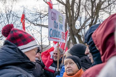 6 Şubat 2022 Toronto Anti Vax protestosu Queens Park 'ta. Kamyon konvoyu protestocuları, zorunlu olmayan gösterilerle dayanışma içinde olmak üzere arka arkaya ikinci hafta sonu için Queen 's Park, Toronto' da toplandılar.. 