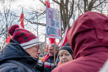 6 Şubat 2022 Toronto Anti Vax protestosu Queens Park 'ta. Kamyon konvoyu protestocuları, zorunlu olmayan gösterilerle dayanışma içinde olmak üzere arka arkaya ikinci hafta sonu için Queen 's Park, Toronto' da toplandılar.. 