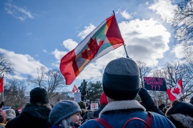 6 Şubat 2022 Toronto Anti Vax protestosu Queens Park 'ta. Kamyon konvoyu protestocuları, zorunlu olmayan gösterilerle dayanışma içinde olmak üzere arka arkaya ikinci hafta sonu için Queen 's Park, Toronto' da toplandılar.. 
