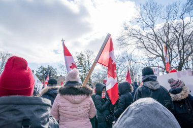 6 Şubat 2022 Toronto Anti Vax protestosu Queens Park 'ta. Kamyon konvoyu protestocuları, zorunlu olmayan gösterilerle dayanışma içinde olmak üzere arka arkaya ikinci hafta sonu için Queen 's Park, Toronto' da toplandılar.. 