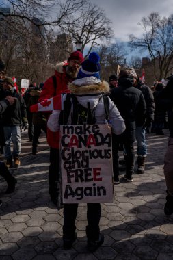 6 Şubat 2022 Toronto Anti Vax protestosu Queens Park 'ta. Kamyon konvoyu protestocuları, zorunlu olmayan gösterilerle dayanışma içinde olmak üzere arka arkaya ikinci hafta sonu için Queen 's Park, Toronto' da toplandılar.. 