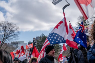 6 Şubat 2022 Toronto Anti Vax protestosu Queens Park 'ta. Kamyon konvoyu protestocuları, zorunlu olmayan gösterilerle dayanışma içinde olmak üzere arka arkaya ikinci hafta sonu için Queen 's Park, Toronto' da toplandılar.. 
