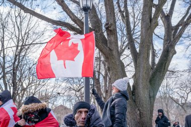 6 Şubat 2022 Toronto Anti Vax protestosu Queens Park 'ta. Kamyon konvoyu protestocuları, zorunlu olmayan gösterilerle dayanışma içinde olmak üzere arka arkaya ikinci hafta sonu için Queen 's Park, Toronto' da toplandılar.. 