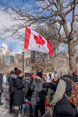 6 Şubat 2022 Toronto Anti Vax protestosu Queens Park 'ta. Kamyon konvoyu protestocuları, zorunlu olmayan gösterilerle dayanışma içinde olmak üzere arka arkaya ikinci hafta sonu için Queen 's Park, Toronto' da toplandılar.. 