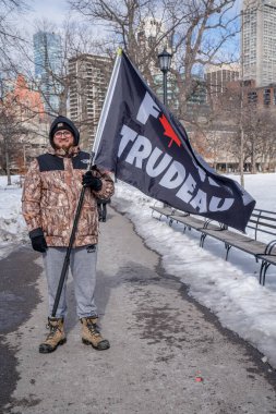 6 Şubat 2022 Toronto Anti Vax protestosu Queens Park 'ta. Kamyon konvoyu protestocuları, zorunlu olmayan gösterilerle dayanışma içinde olmak üzere arka arkaya ikinci hafta sonu için Queen 's Park, Toronto' da toplandılar.. 