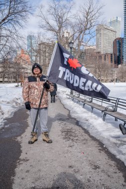 6 Şubat 2022 Toronto Anti Vax protestosu Queens Park 'ta. Kamyon konvoyu protestocuları, zorunlu olmayan gösterilerle dayanışma içinde olmak üzere arka arkaya ikinci hafta sonu için Queen 's Park, Toronto' da toplandılar.. 