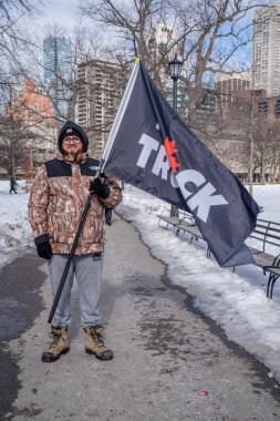 6 Şubat 2022 Toronto Anti Vax protestosu Queens Park 'ta. Kamyon konvoyu protestocuları, zorunlu olmayan gösterilerle dayanışma içinde olmak üzere arka arkaya ikinci hafta sonu için Queen 's Park, Toronto' da toplandılar.. 