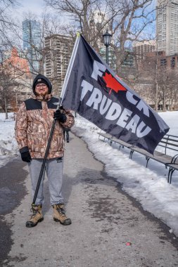6 Şubat 2022 Toronto Anti Vax protestosu Queens Park 'ta. Kamyon konvoyu protestocuları, zorunlu olmayan gösterilerle dayanışma içinde olmak üzere arka arkaya ikinci hafta sonu için Queen 's Park, Toronto' da toplandılar.. 