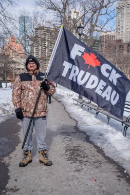 6 Şubat 2022 Toronto Anti Vax protestosu Queens Park 'ta. Kamyon konvoyu protestocuları, zorunlu olmayan gösterilerle dayanışma içinde olmak üzere arka arkaya ikinci hafta sonu için Queen 's Park, Toronto' da toplandılar.. 