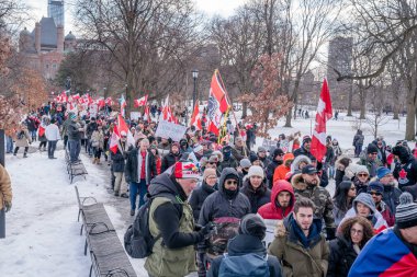 6 Şubat 2022 Toronto Anti Vax protestosu Queens Park 'ta. Kamyon konvoyu protestocuları, zorunlu olmayan gösterilerle dayanışma içinde olmak üzere arka arkaya ikinci hafta sonu için Queen 's Park, Toronto' da toplandılar.. 