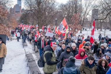 6 Şubat 2022 Toronto Anti Vax protestosu Queens Park 'ta. Kamyon konvoyu protestocuları, zorunlu olmayan gösterilerle dayanışma içinde olmak üzere arka arkaya ikinci hafta sonu için Queen 's Park, Toronto' da toplandılar.. 