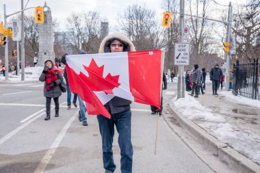 6 Şubat 2022 Toronto Anti Vax protestosu Queens Park 'ta. Kamyon konvoyu protestocuları, zorunlu olmayan gösterilerle dayanışma içinde olmak üzere arka arkaya ikinci hafta sonu için Queen 's Park, Toronto' da toplandılar.. 