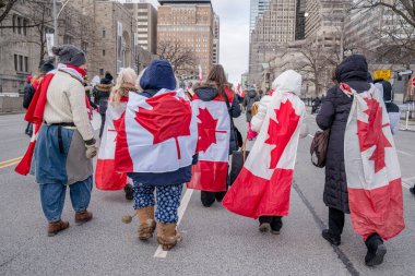 6 Şubat 2022 Toronto Anti Vax protestosu Queens Park 'ta. Kamyon konvoyu protestocuları, zorunlu olmayan gösterilerle dayanışma içinde olmak üzere arka arkaya ikinci hafta sonu için Queen 's Park, Toronto' da toplandılar.. 