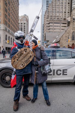 6 Şubat 2022 Toronto Anti Vax protestosu Queens Park 'ta. Kamyon konvoyu protestocuları, zorunlu olmayan gösterilerle dayanışma içinde olmak üzere arka arkaya ikinci hafta sonu için Queen 's Park, Toronto' da toplandılar.. 