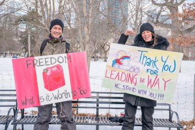 6 Şubat 2022 Toronto Anti Vax protestosu Queens Park 'ta. Kamyon konvoyu protestocuları, zorunlu olmayan gösterilerle dayanışma içinde olmak üzere arka arkaya ikinci hafta sonu için Queen 's Park, Toronto' da toplandılar.. 