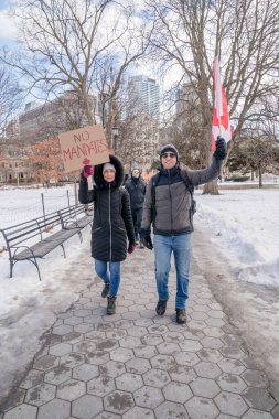 6 Şubat 2022 Toronto Anti Vax protestosu Queens Park 'ta. Kamyon konvoyu protestocuları, zorunlu olmayan gösterilerle dayanışma içinde olmak üzere arka arkaya ikinci hafta sonu için Queen 's Park, Toronto' da toplandılar.. 