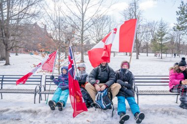 6 Şubat 2022 Toronto Anti Vax protestosu Queens Park 'ta. Kamyon konvoyu protestocuları, zorunlu olmayan gösterilerle dayanışma içinde olmak üzere arka arkaya ikinci hafta sonu için Queen 's Park, Toronto' da toplandılar.. 